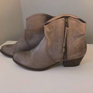 Steve Madden All Leather Greige Bootie, Size 10